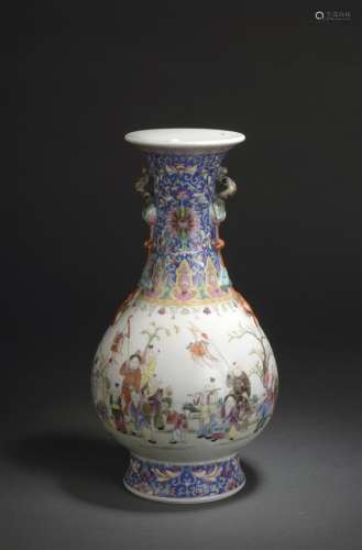 Vase en porcelaine polychrome Chine, XXe siècle La...