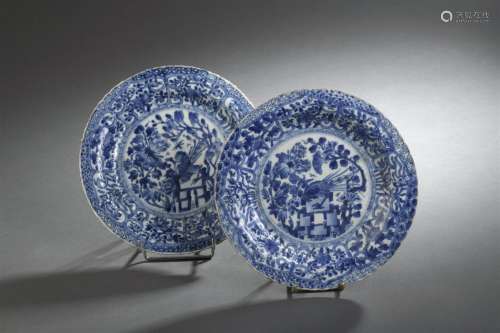 Paire d'assiettes en porcelaine bleu blanc Chine, ...
