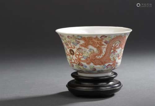 Coupe en porcelaine polychrome Chine, XXe siècle R...