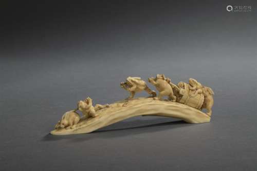 Okimono sculpté dans une dent de phacochère Japon,...