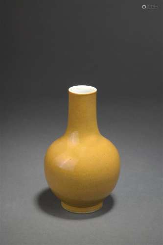 Vase en porcelaine émaillée jaune Chine, XIXe sièc...