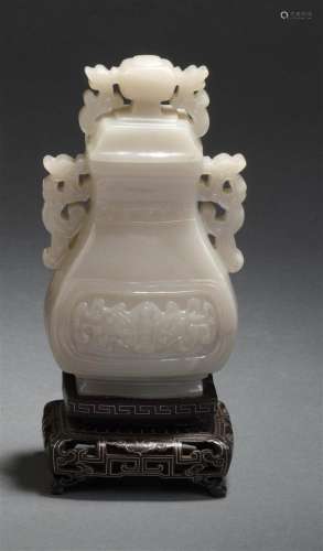 Vase couvert en jade gris sculpté Chine, XXe siècl...