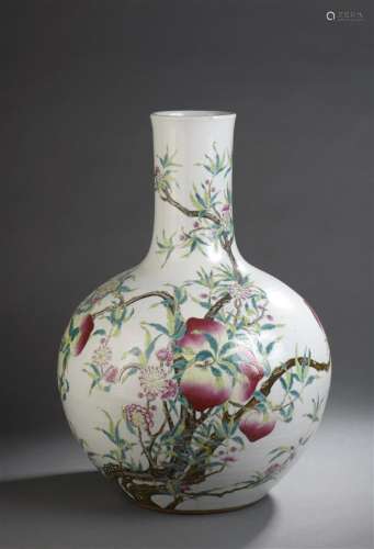 Grand vase Tianqiuping en porcelaine famille rose ...