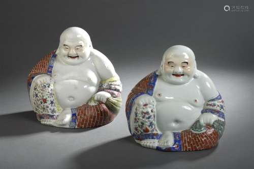 Deux statues de budai en porcelaine polychrome Chi...