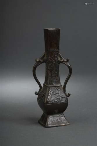 Petit vase en bronze Chine, XIXe siècle Quadrangul...