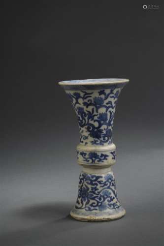 Petit vase en porcelaine bleu blanc Chine, XVIIIe ...