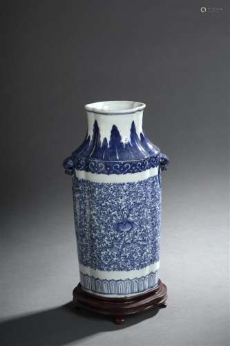 Vase en porcelaine bleu blanc , Chine, fin du XVII...