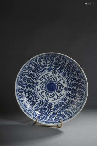 Grand plat en porcelaine bleu blanc Chine, époque ...