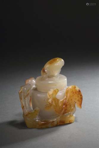 Petit vase couvert en agate sculptée Chine, XXe si...