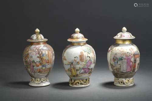 Trois petits vases couverts en porcelaine famille ...