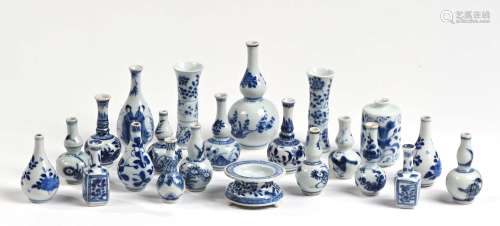 Chine, période KangxiBel ensemble de 22 vases d...