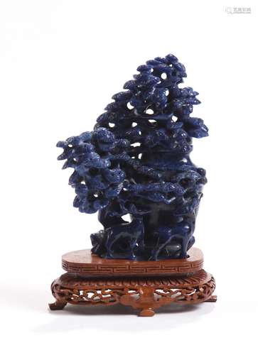 Chine, vers 1950Vase couvert en sodalite, orné ...