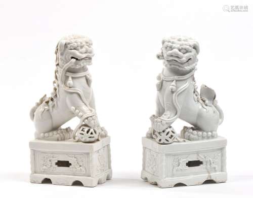 Chine, XIXe siècleDeux statuettes de lions boud...