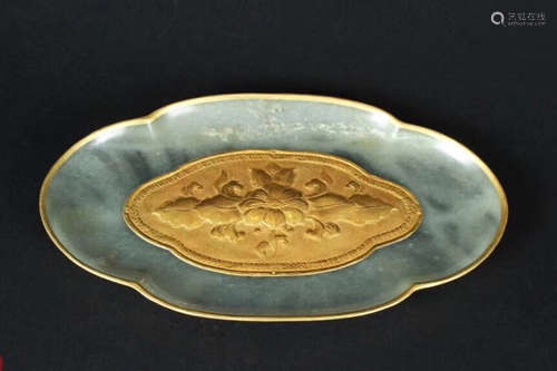 A GOLD INLAID HETIAN JADE DECORATED DISH