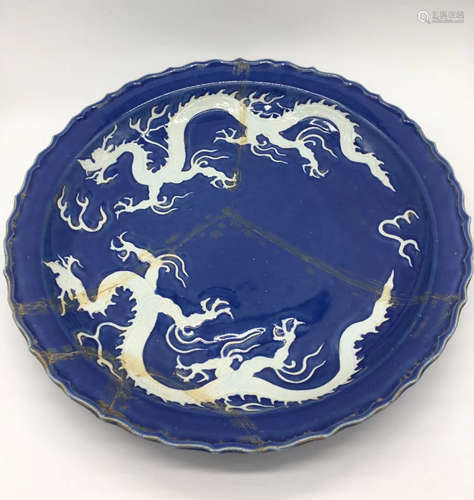 A PAIR OF DRAGONS DECORATED BLUE PLATE