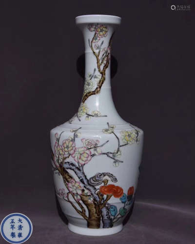 A FAMILLE-ROSE FLORAL PATTERN VASE WITH MARK