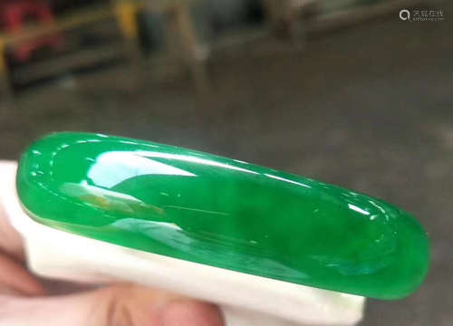 A JADEITE BANGLE