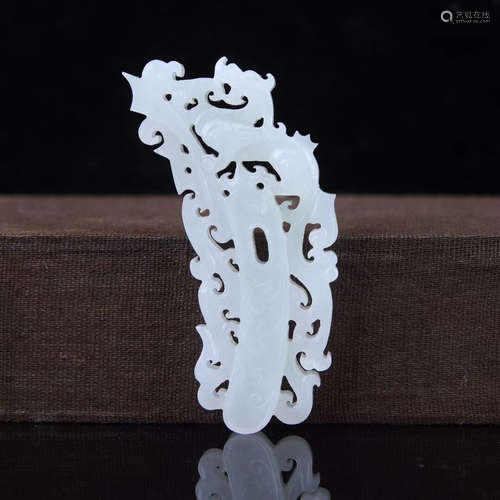 A HETIAN JADE CARVED PENDANT