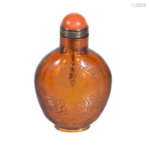 A Chinese amber-coloured glass snuff bottle and stopper