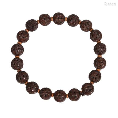 A Chinese ‘heidao’ nut bead necklace