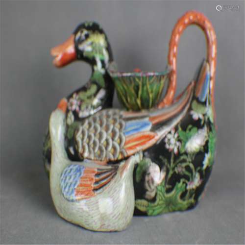 A Famile-rose duck pot