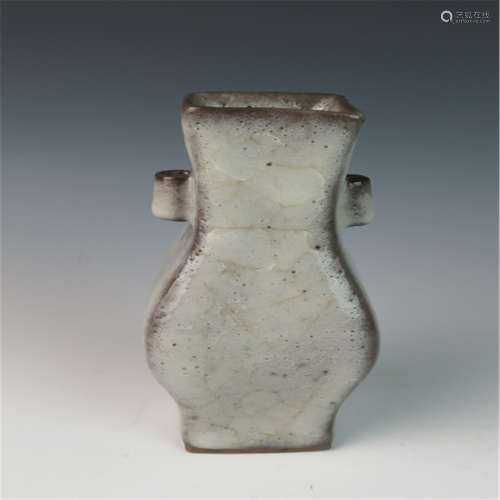 A guan type handle vase