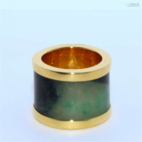 A jadeite 14k gold ring