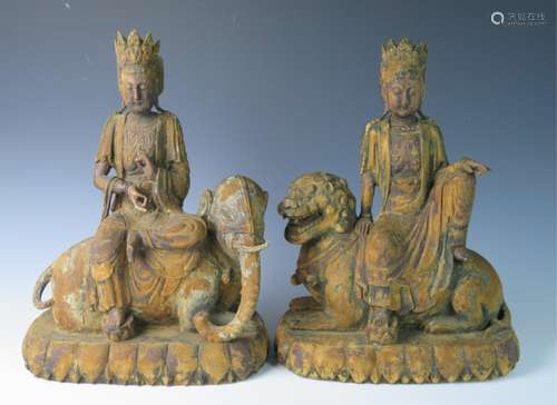 A pair of wood carving Guanyin