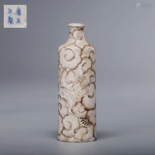 CHINESE PORCELAIN SNUFF BOTTLE WITH MARK