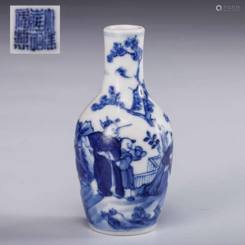 CHINESE BLUE AND WHITE PORCELAIN VASE