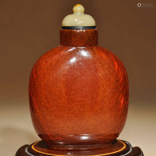 CHINESE AMBER CARVED SNUFF BOTTLE