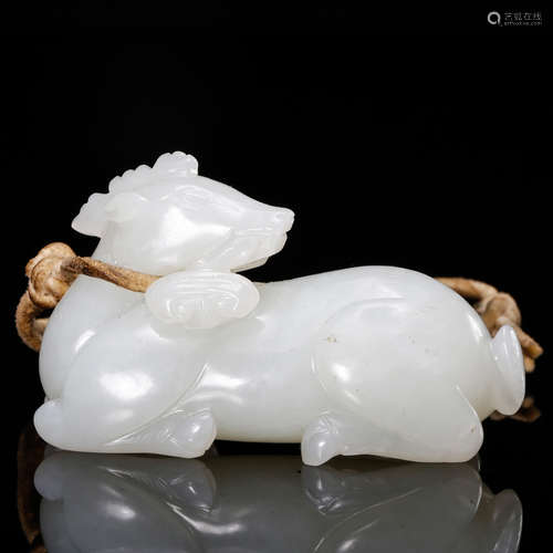 CHINESE WHITE JADE DEER WITH LINGZHI