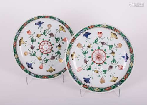 PAIR OF CHINESE QING DYNASTY FAMILLE ROSE PLATES