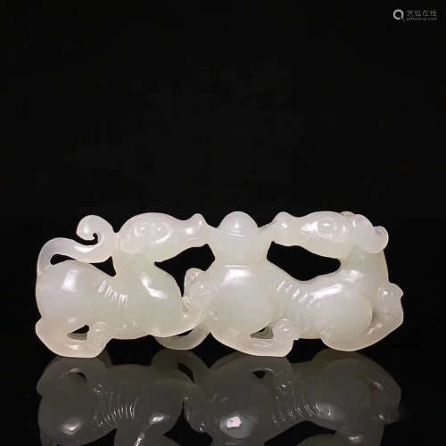 AN OLD HETIAN JADE HAND PIECE