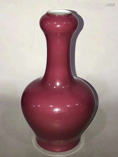 A CARMINE RED GLAZE GARLIC-HEAD-SHAPED VASE