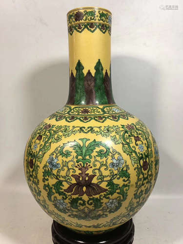 A QIANG LONG DYNASTY PRIME THREE-COLOR VASE