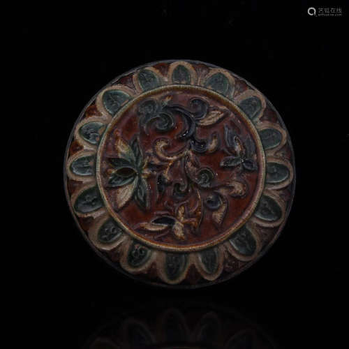 A TANG TRI-COLOR GLAZED CERAMICS POWDER BOX, TANG DYNASTY (7TH-10TH CENTURY)