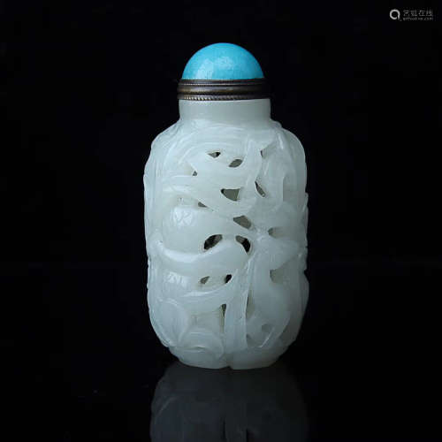 A HETIAN JADE HOLLOWED-OUT SNUFF BOTTLE