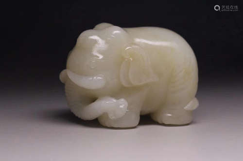 AN OLD TIBETAN HETIAN JADE ELEPHANT DESIGN ORNAMENT