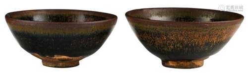 Two Chinese tenmoku bowls, hare's flur decorated, type Song, H 4 - 4,5 - ø 9,5 - 10 cm