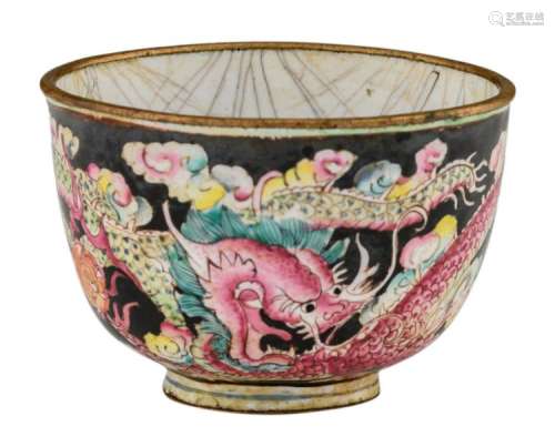 A Chinese Canton enamel dragon decorated cup, marked, 19thC, H 4 - ø 6 cm