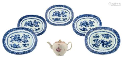 Five Chinese oval blue and white dishes; added a ditto famille rose tea pot and cover, Qianlong period, H 2,5 - 13,5 - W 21 - 26 - D 13,5 - 24,5 cm