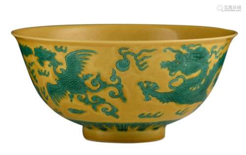 A Chinese yellow ground green glazed dragon and phoenix decorated bowl, marked Tongzhi, H 7,5 - ø 15,5 cm