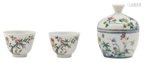 A pair of Chinese famille rose cups, decorated with flower branches and peaches, marked; added a doucai bowl and cover, floral decorated and with a Qianlong mark, H 6 - 12 - ø 7,5 - 9,5 cm