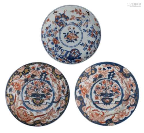 A Japanese Ko-Imari dish, decorated with figures and flower branches, 17th/18thC; added two Japanese Imari floral decorated dishes, 18thC, ø 21,5 - 23 cm