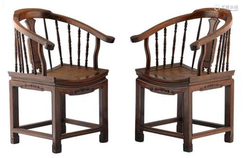 A pair of Anglo-Chinese hardwood horseshoe back armchairs with rattan seats, about 1900, H 86,5 - W 60 - D 55,5 cm