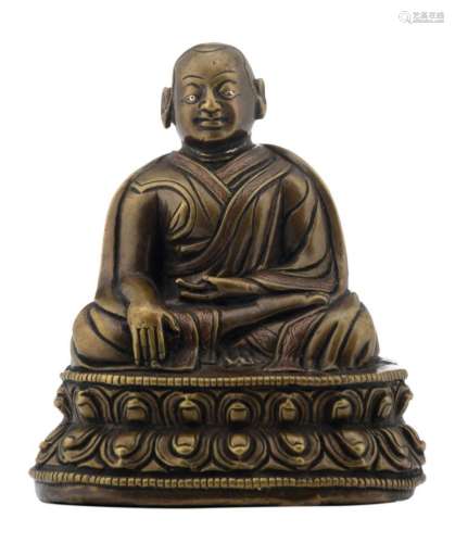 A Sino-Tibetan bronze and patinated bronze seated Buddhist monk, H 9,5 - W 8,5 - D 7 cm