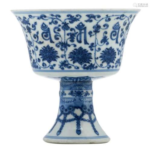 A Chinese blue and white stemcup, decorated with scrolling lotus and calligraphic texts, with a Qianlong mark, H 10,6 cm