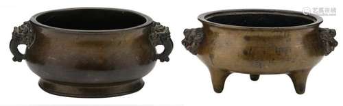 Two Chinese bronze incense burners, dragon head and Fu lions head shaped handles, the tripod censer marked, H 8 - ø 17,5 - 18,5 cm