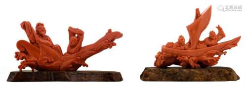 Two Chinese red coral sculptures, depicting two fishermen in a boat, on a matching wooden base, H 9 - 12 cm (with base) - Weight: about 360 - 420g (with base)
